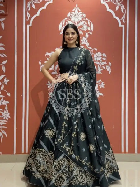 Pure Chinon Leheriya Lehenga with Gota Patti work with Bhandej Dupatta Black / Free Size